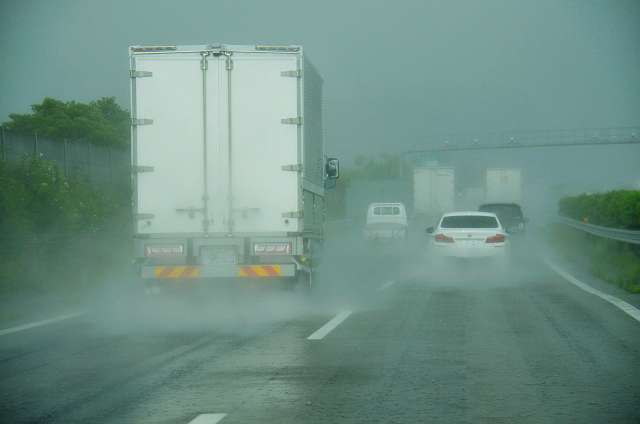 異常気象時に運送会社はどう対応すればいい？国土交通省が目安を発表！