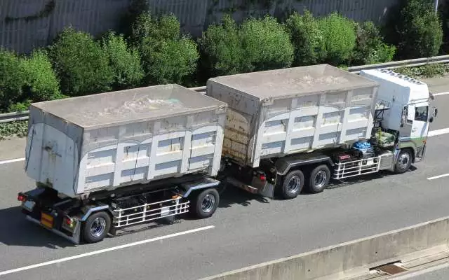 ダブル連結トラック」の特徴とは？運転に必要な資格は？ | トラックの