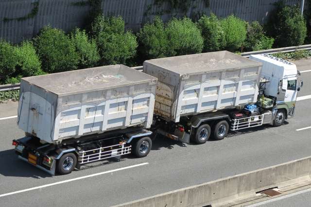 「ダブル連結トラック」の特徴とは？運転に必要な資格は？