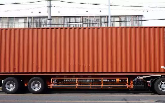 大型トレーラーのタイヤが浮いている理由 トラックのミカタ