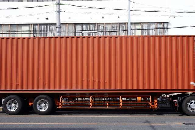 大型トレーラーのタイヤが浮いている理由
